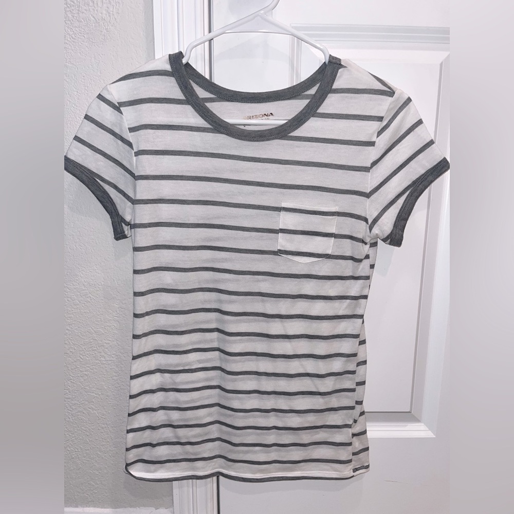 Hi! This is another Arizona Jean co striped top but with grey/white stripes.